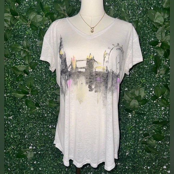 Vince Camuto Tops - Vince Camuto White Cityscape Graphic Tee